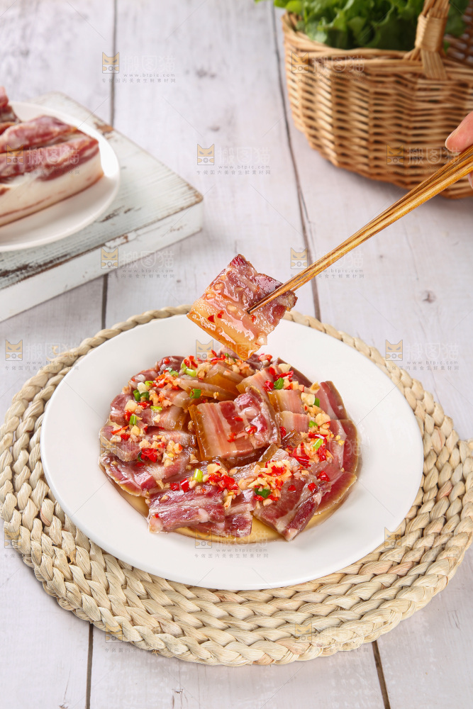 盘子里的咸腊肉