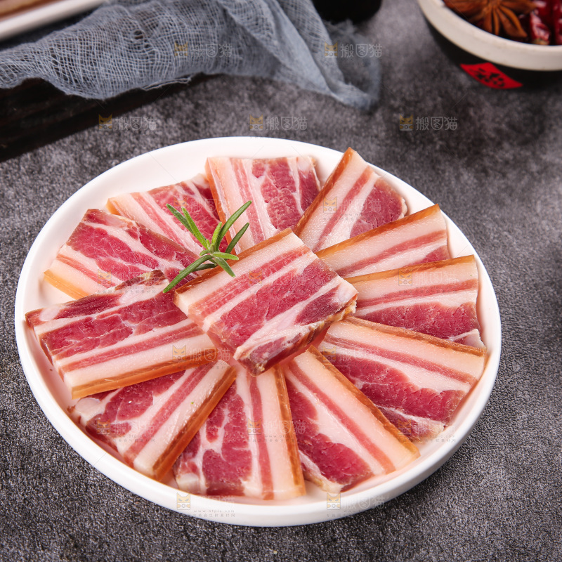 深底上的五花咸肉