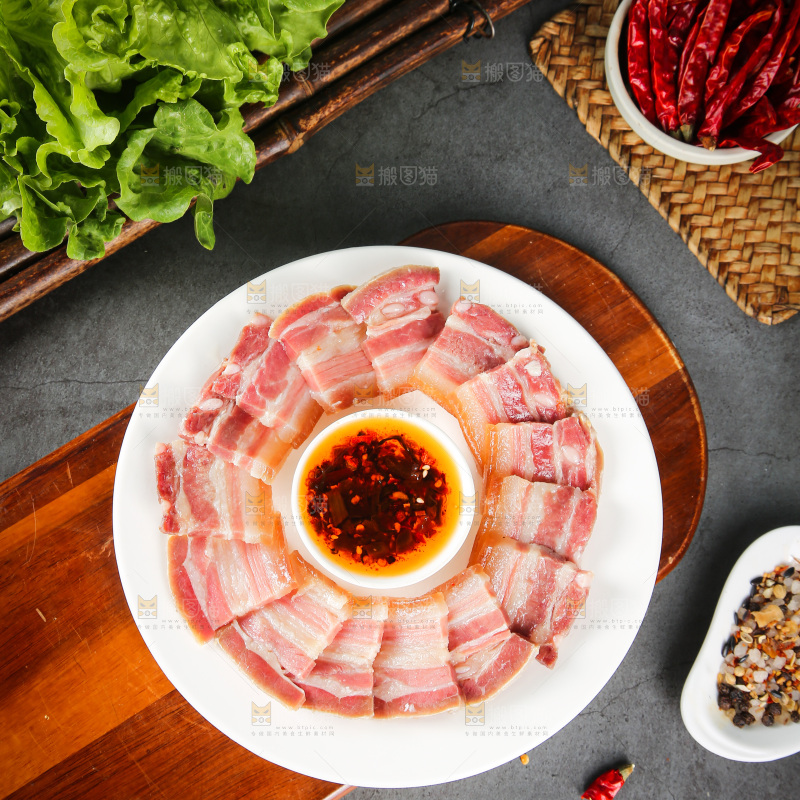 盘子里的咸腊肉