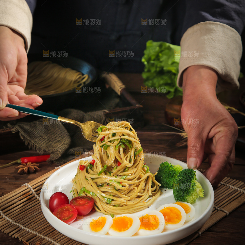 盘子里的苦荞拌面