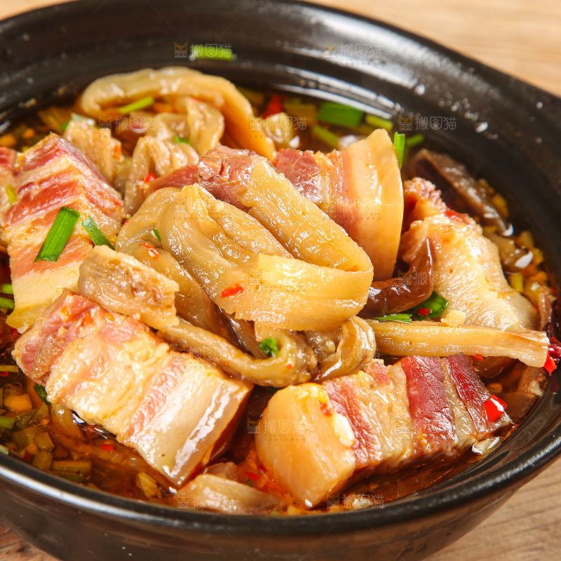 盘子里的茄子炖腊肉