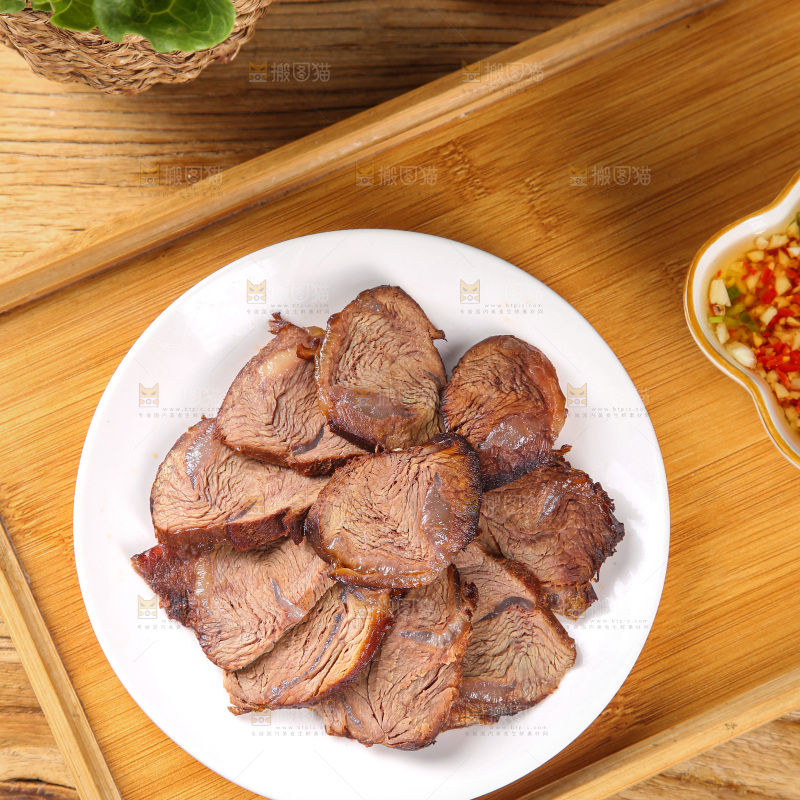 盘子里的卤牛肉