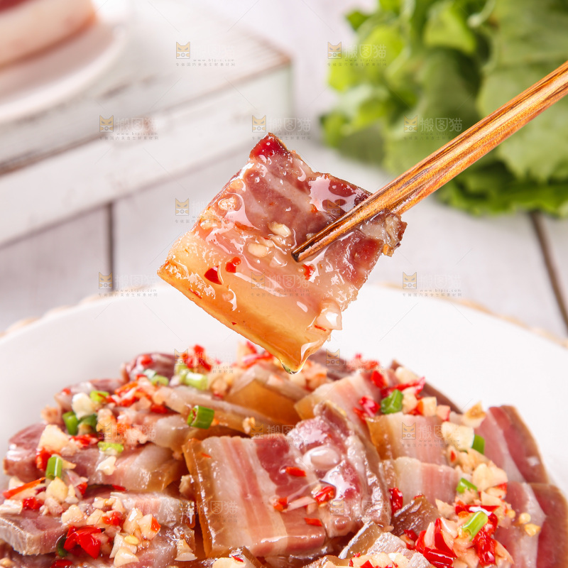 盘子里的咸腊肉