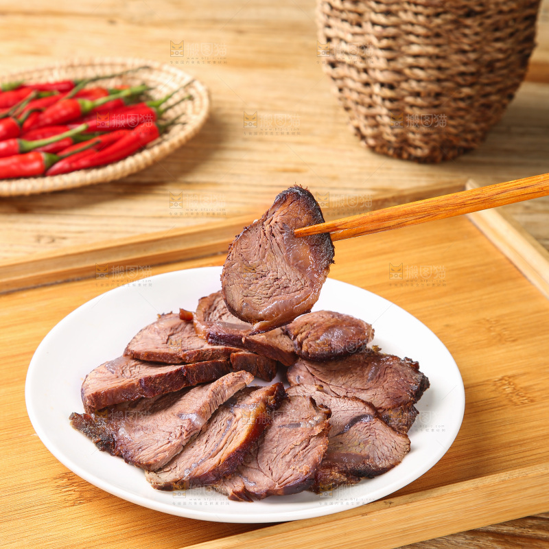 盘子里的卤牛肉