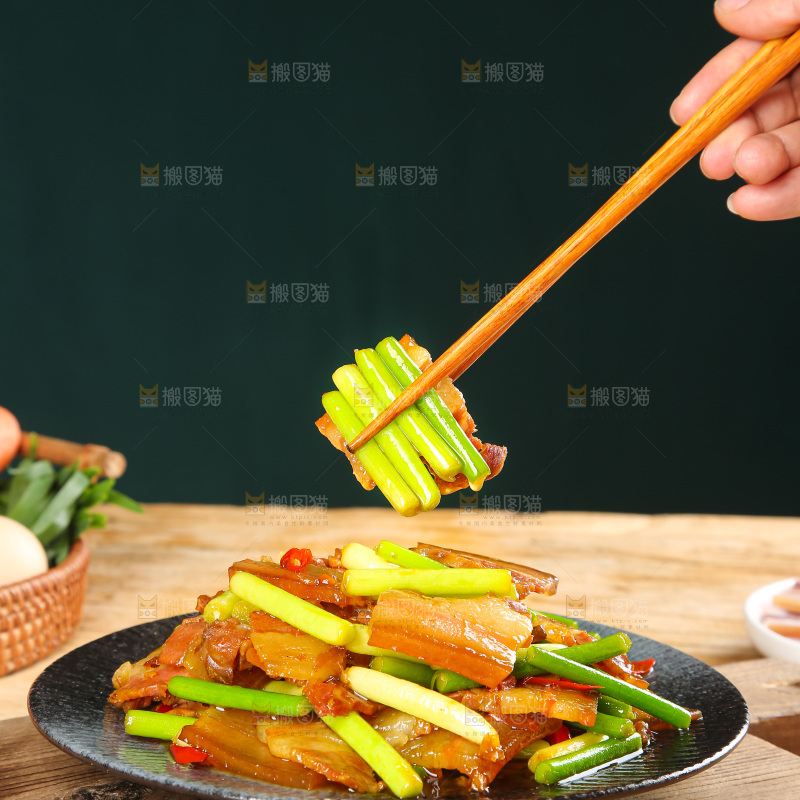 盘子里的蒜苔炒腊肉