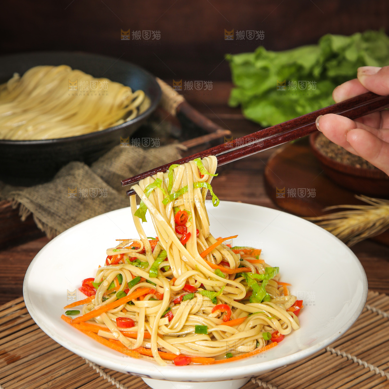 盘子里的苦荞拌面