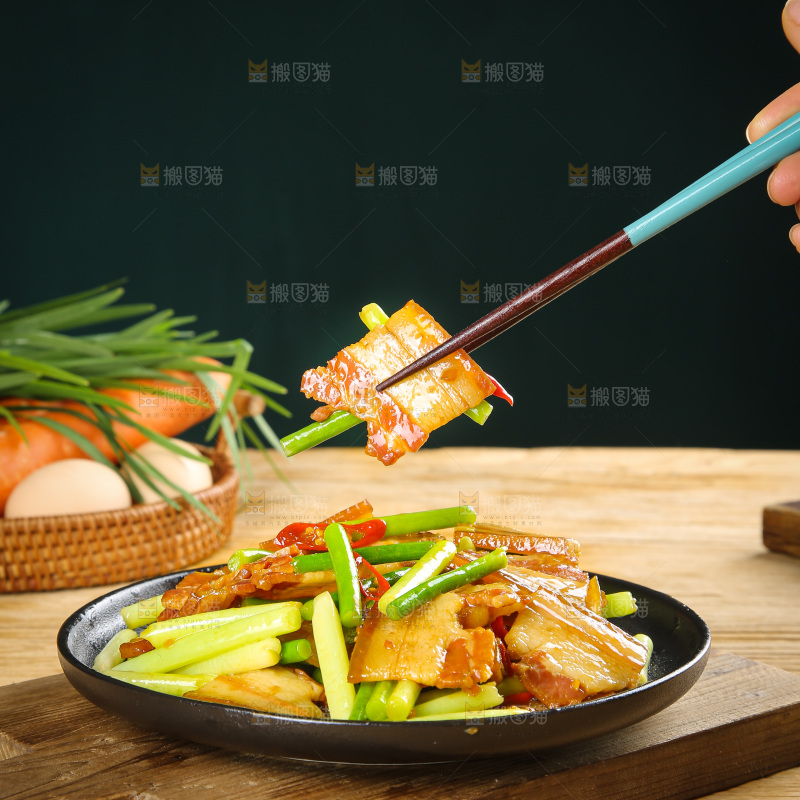 盘子里的蒜苔炒腊肉