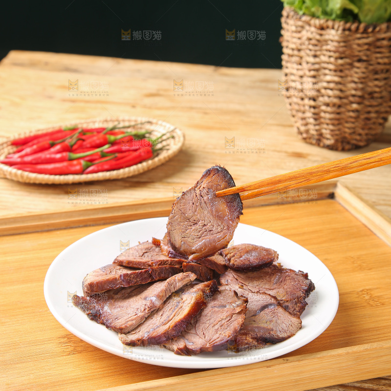 盘子里的卤牛肉