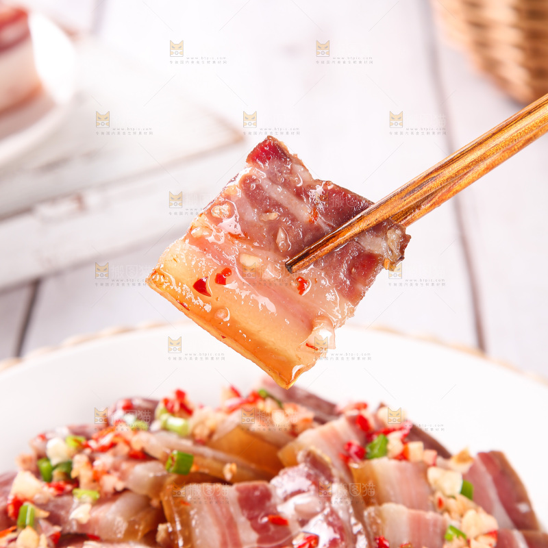 盘子里的咸腊肉