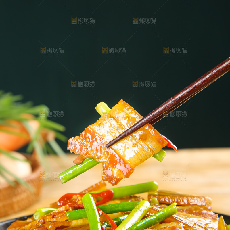 盘子里的蒜苔炒腊肉