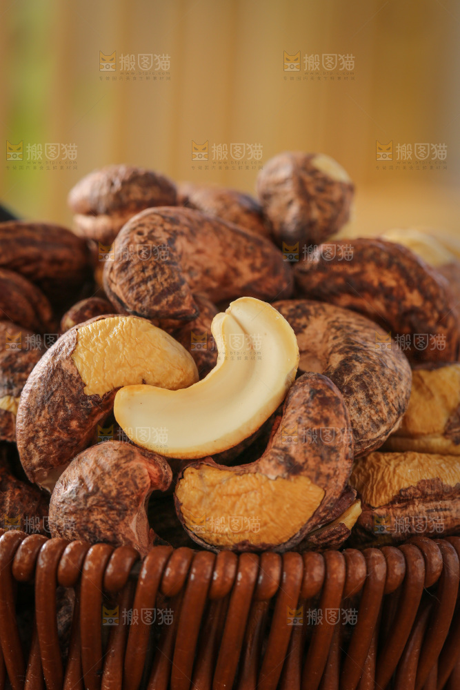 深底上的紫皮腰果