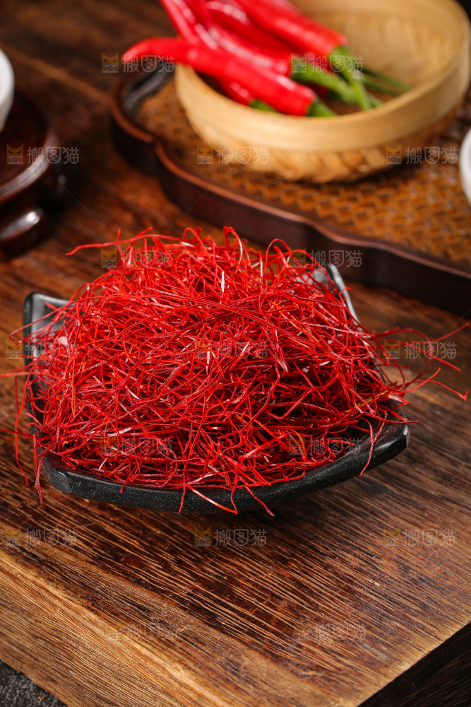 深底上的细辣椒丝