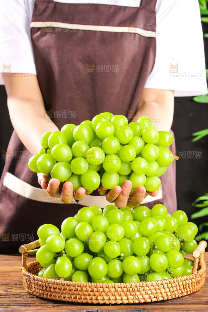 木底上的阳光玫瑰青提