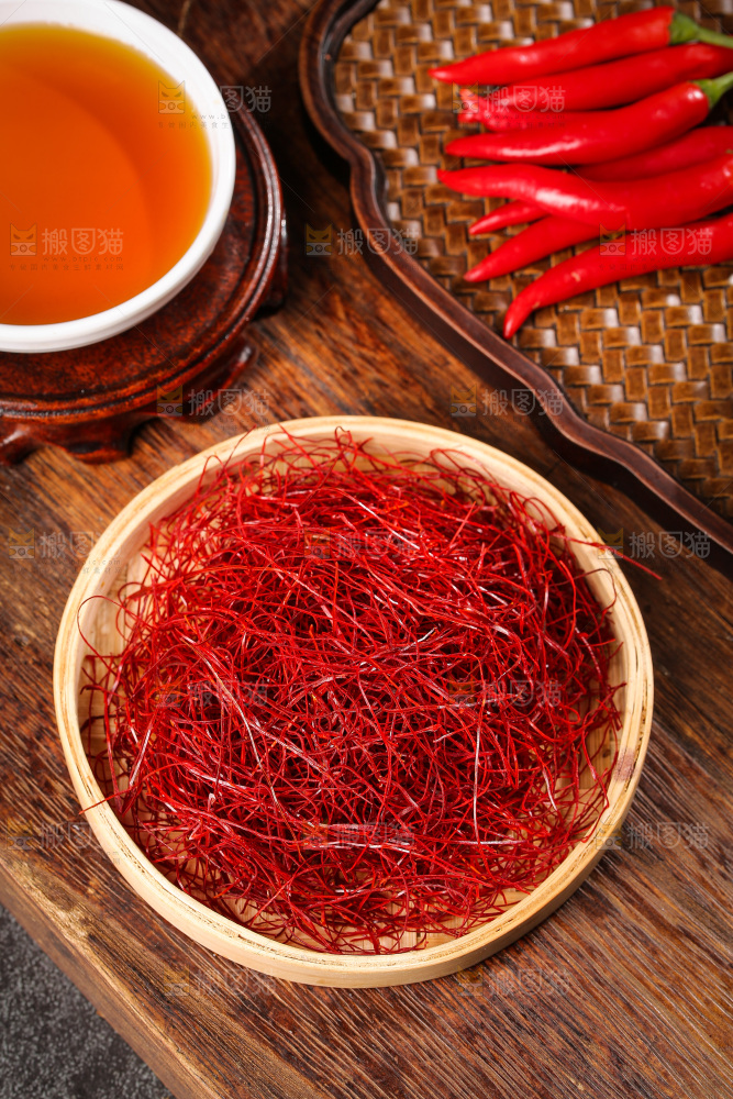深底上的细辣椒丝
