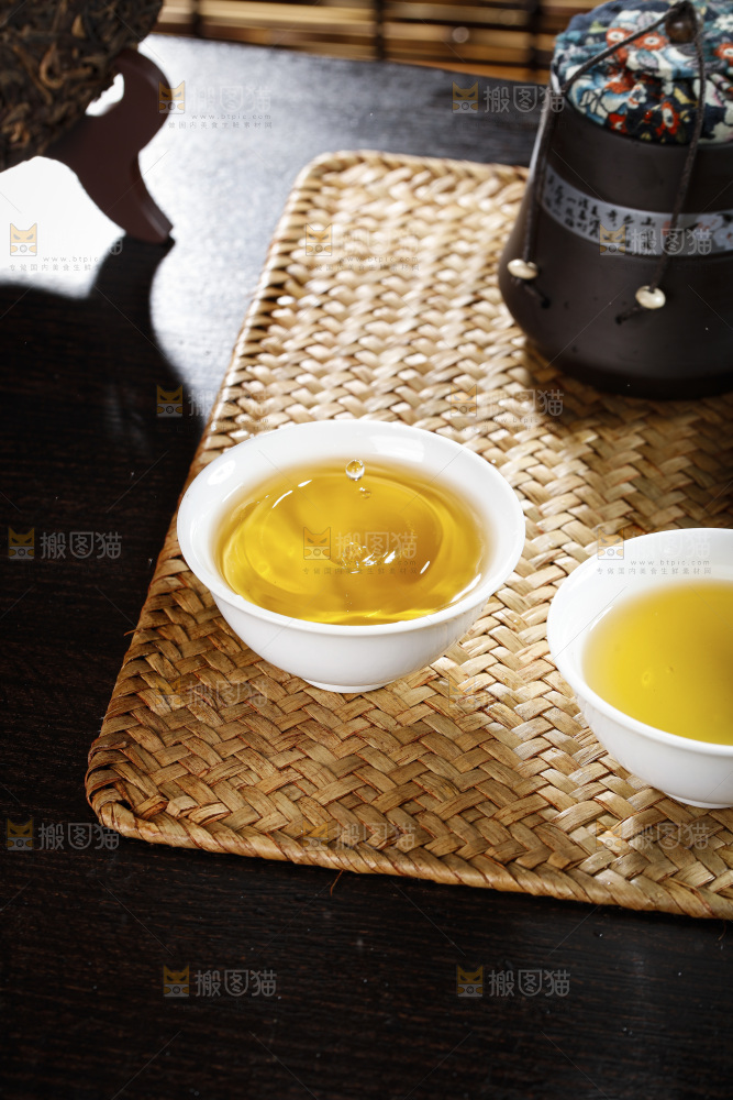 深底上的普洱茶