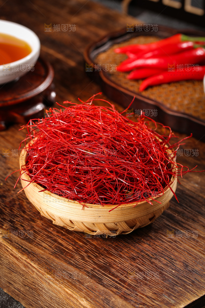 深底上的细辣椒丝