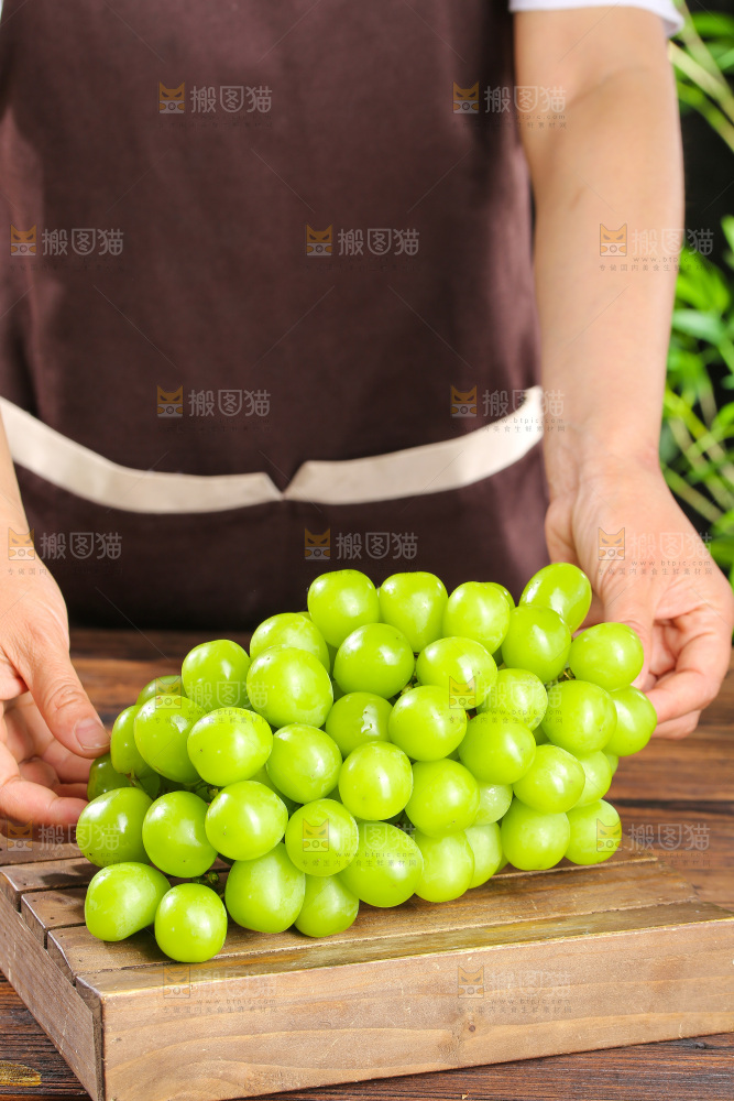 木底上的阳光玫瑰青提