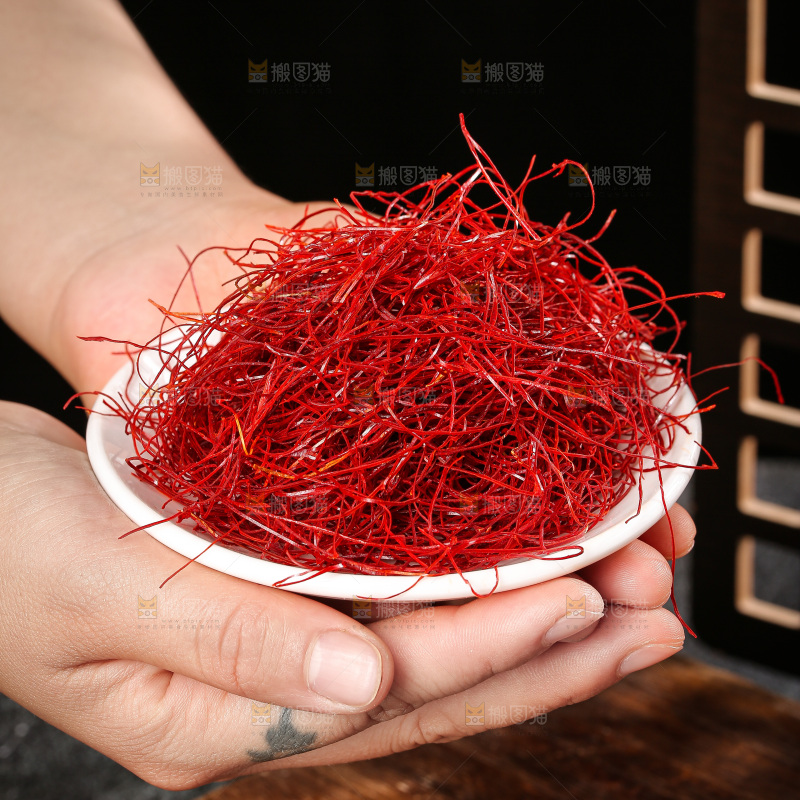 深底上的细辣椒丝
