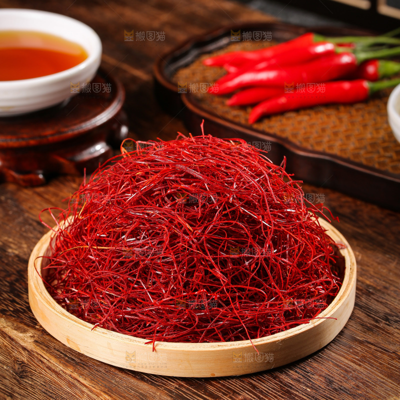 深底上的细辣椒丝