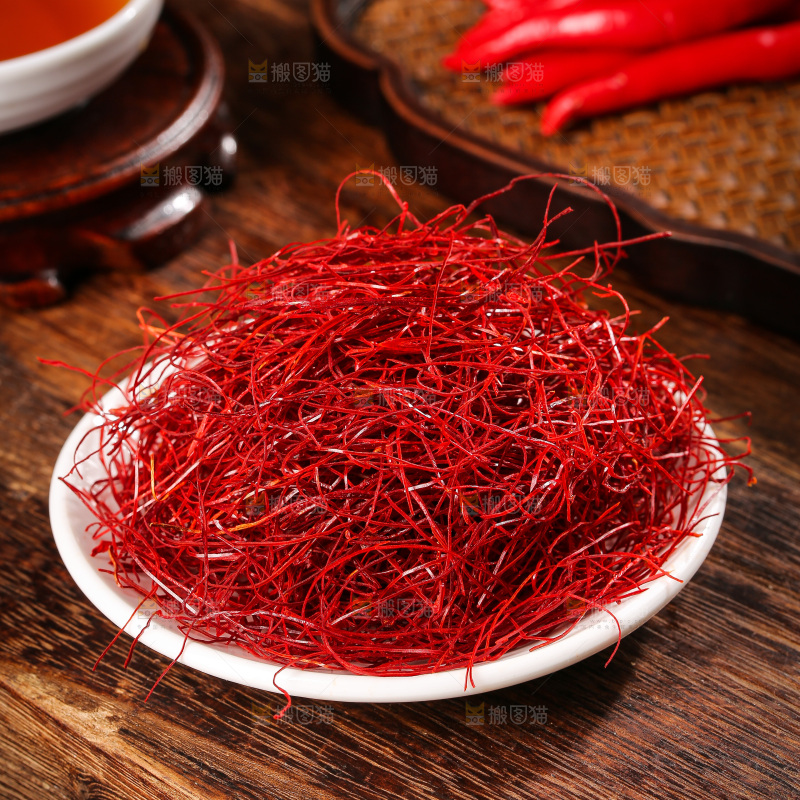 深底上的细辣椒丝