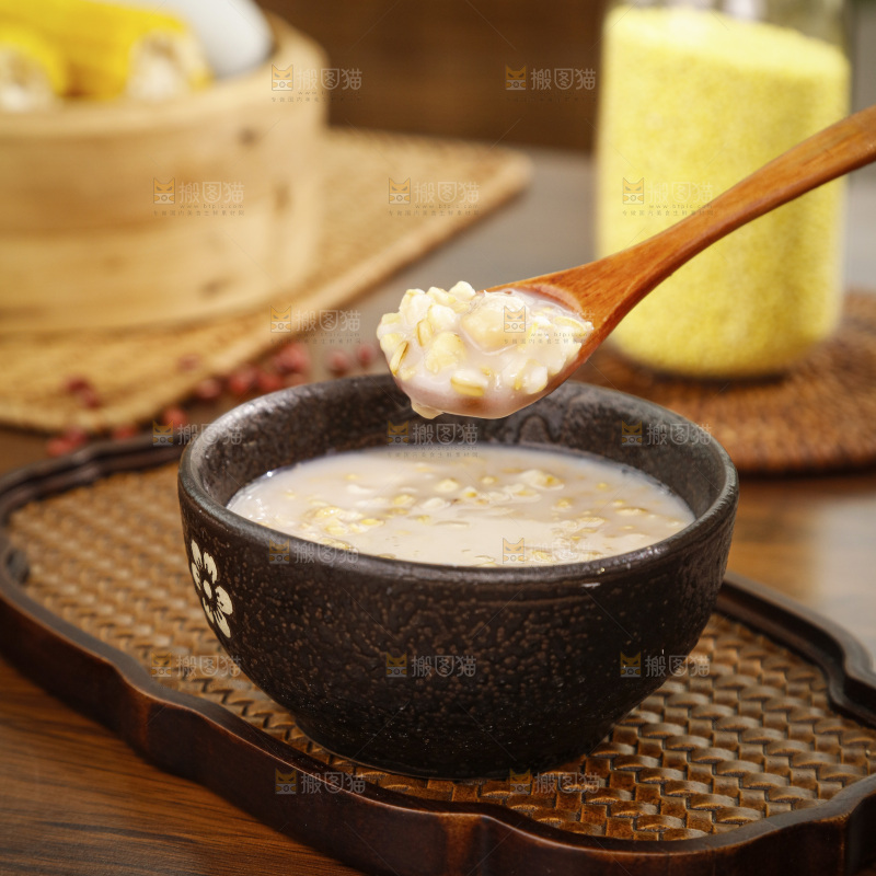深底上的玉米燕麦粥