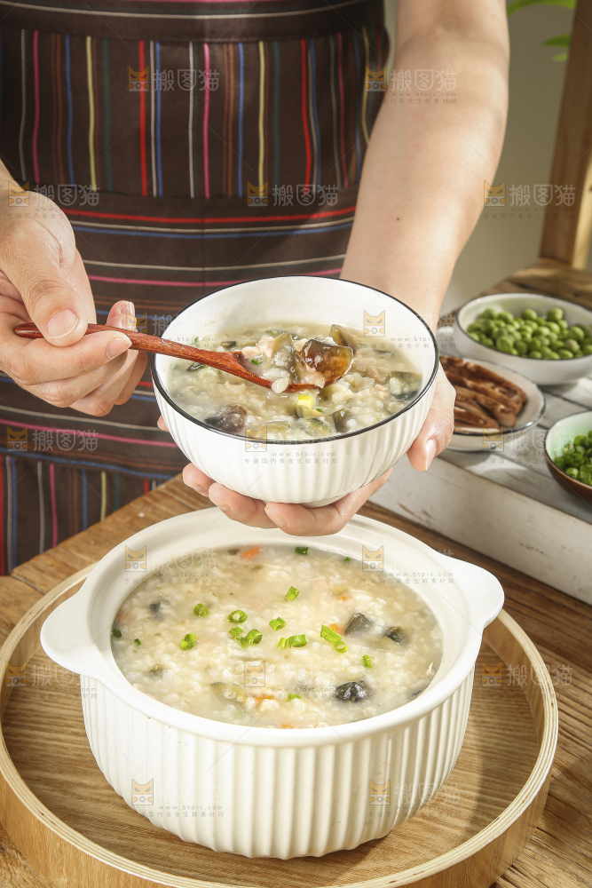 碗里的皮蛋瘦肉粥