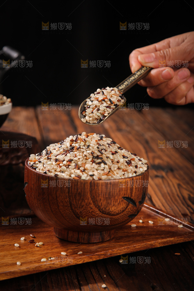 深底上的三色糙米