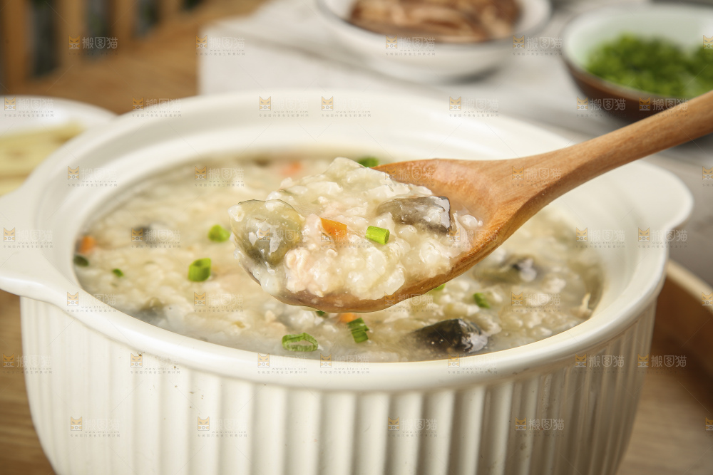 碗里的皮蛋瘦肉粥