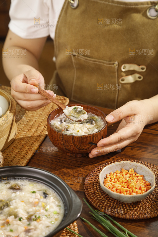 深底上的皮蛋瘦肉粥