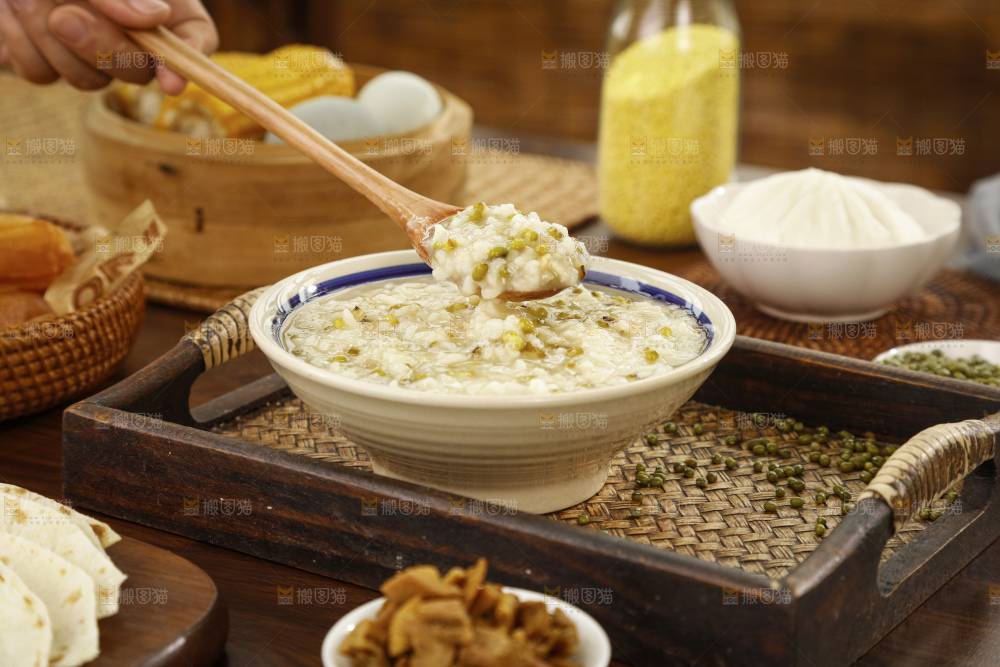 深底上的绿豆粥