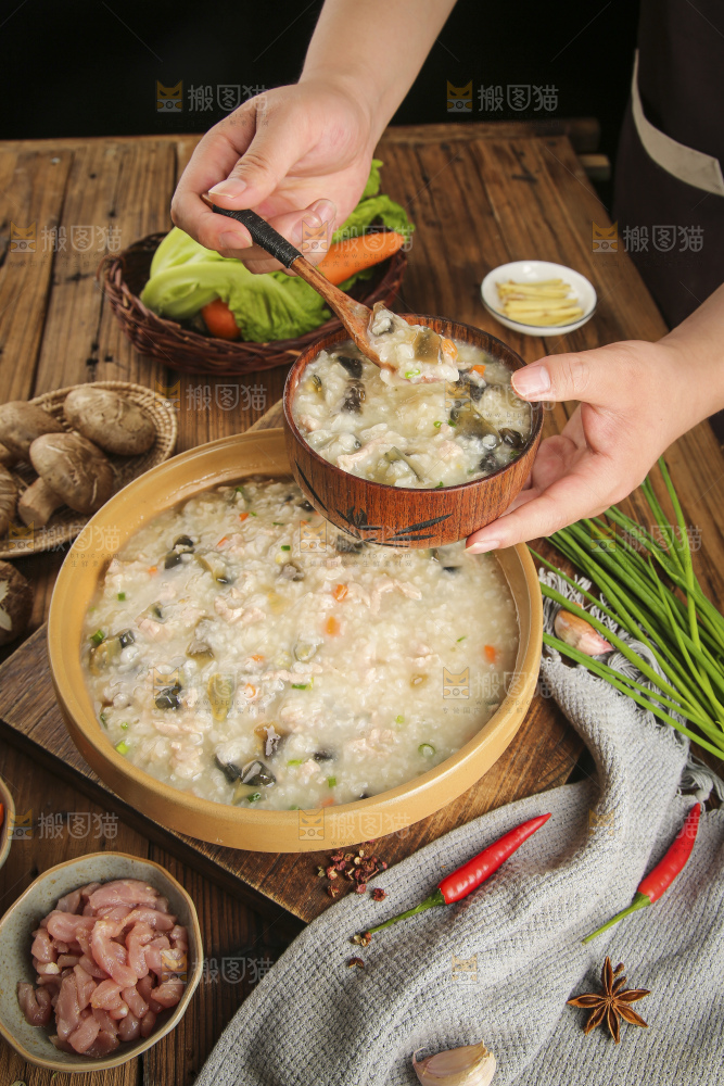 碗里的皮蛋瘦肉粥