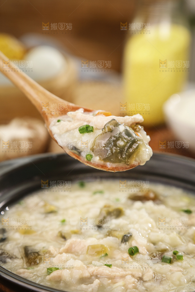 深底上的皮蛋瘦肉粥
