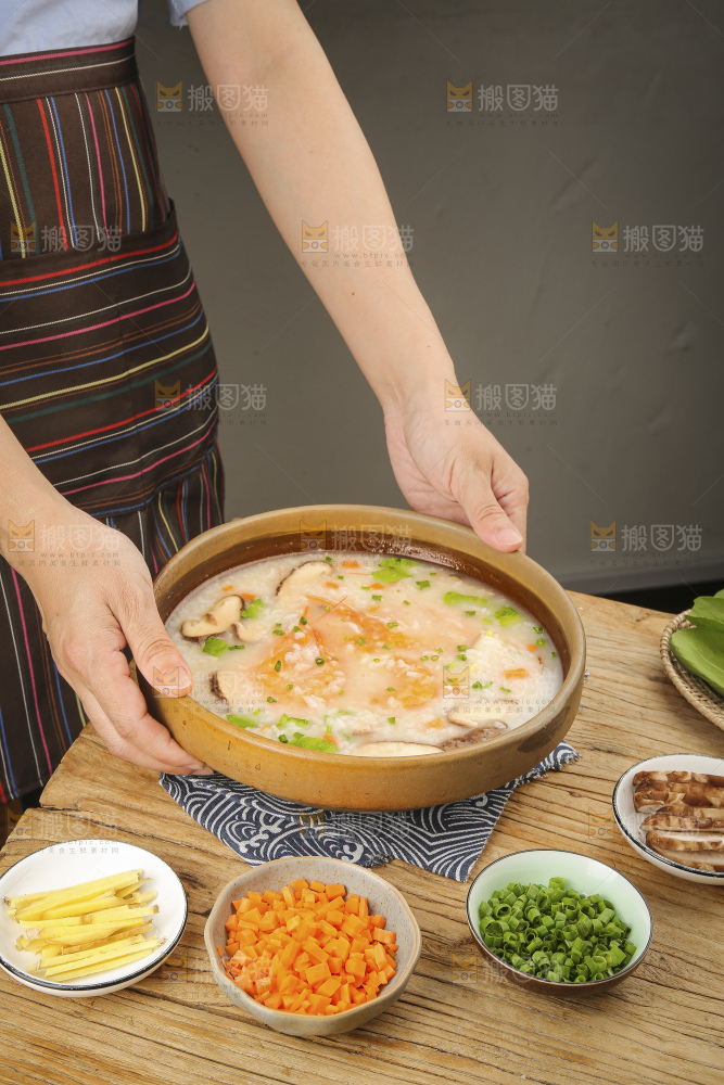碗里的海鲜粥