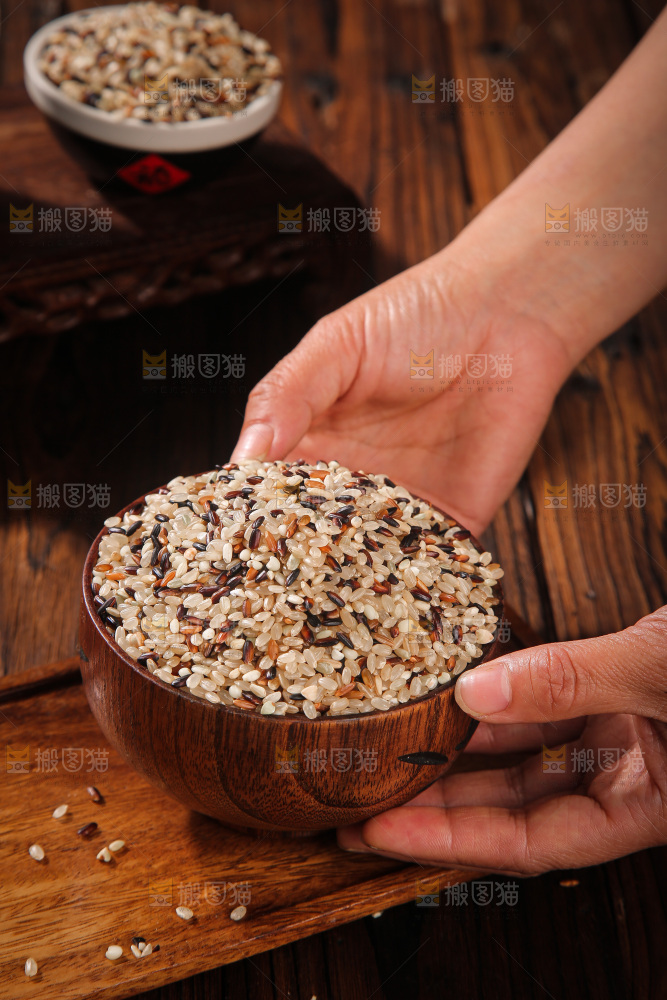 深底上的三色糙米