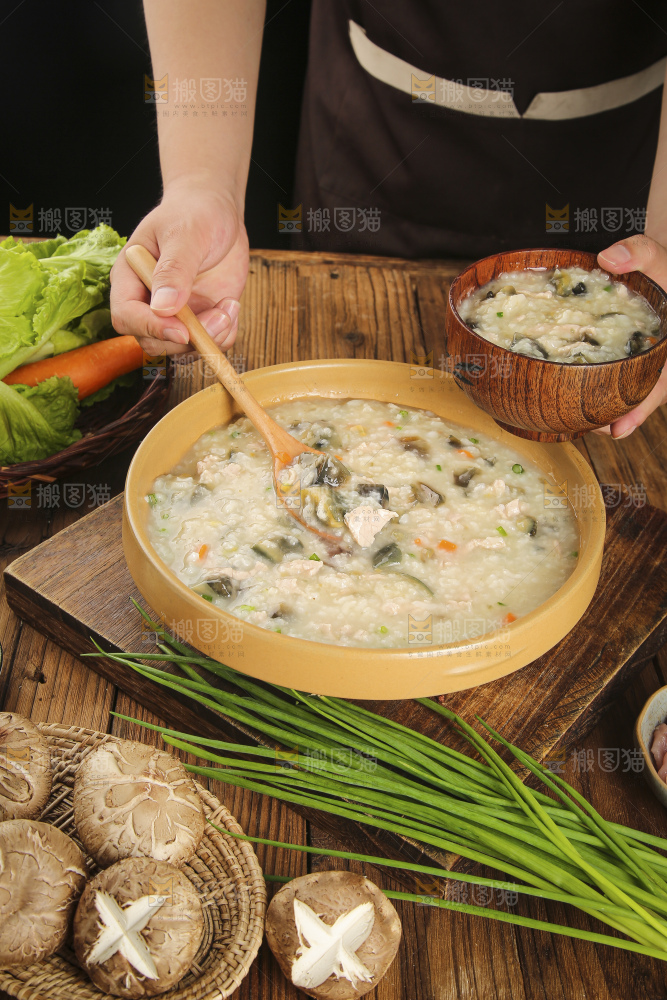 碗里的皮蛋瘦肉粥