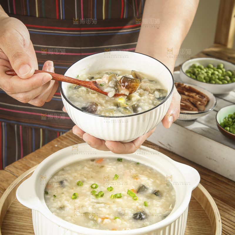 碗里的皮蛋瘦肉粥