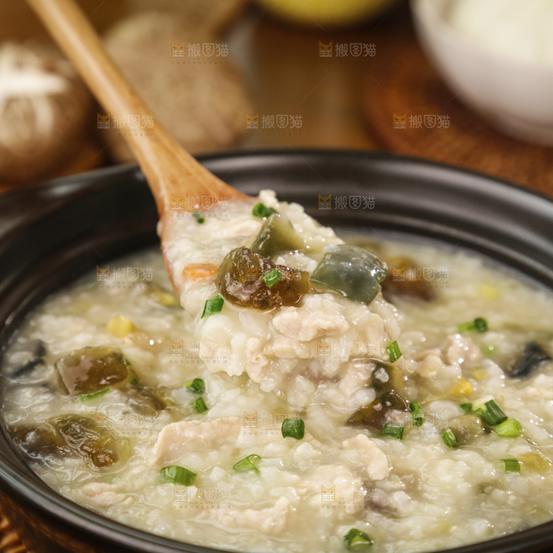 深底上的皮蛋瘦肉粥