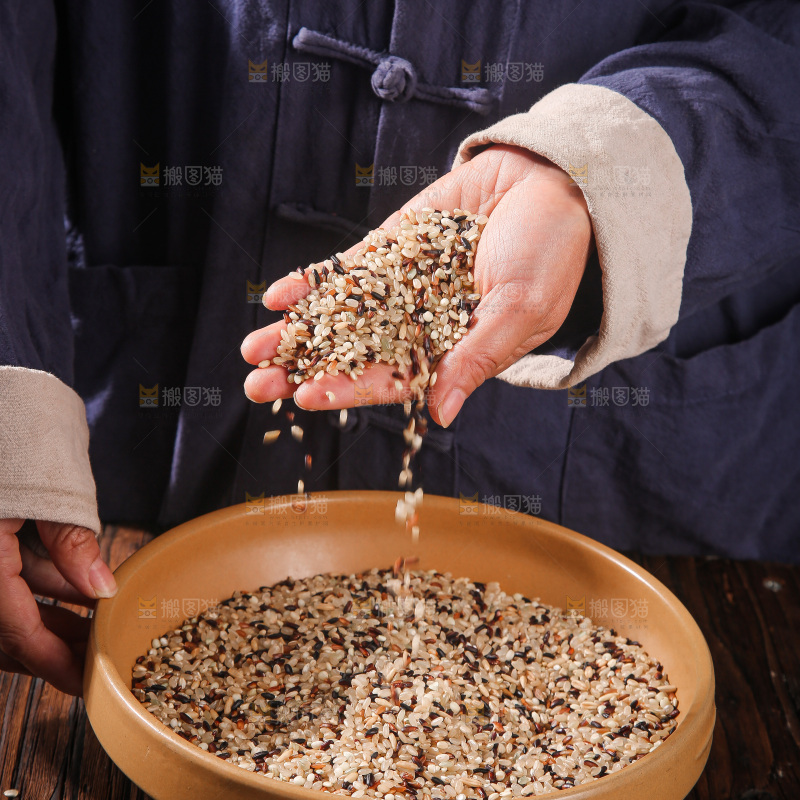 深底上的三色糙米