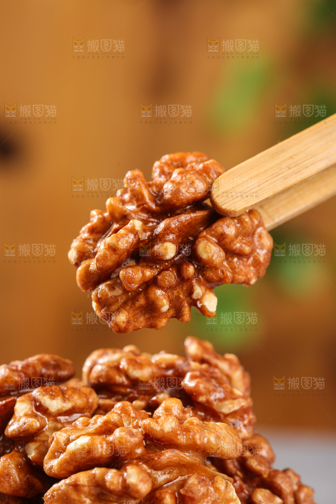 深底上的琥珀核桃