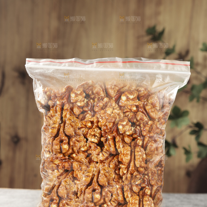 深底上的琥珀核桃