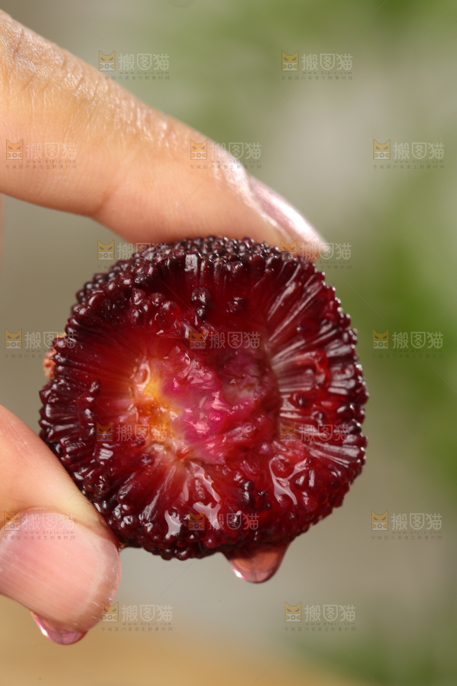 木底上的新鲜杨梅
