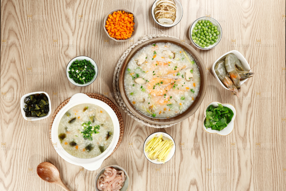 桌子上的时蔬鲜虾粥