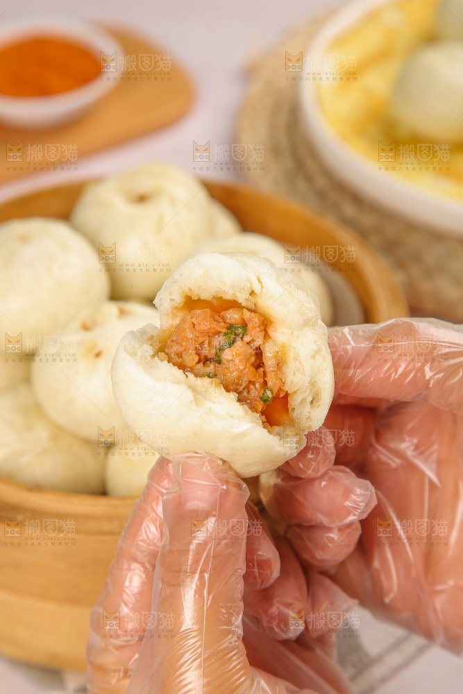 浅底上的鲜肉小笼包