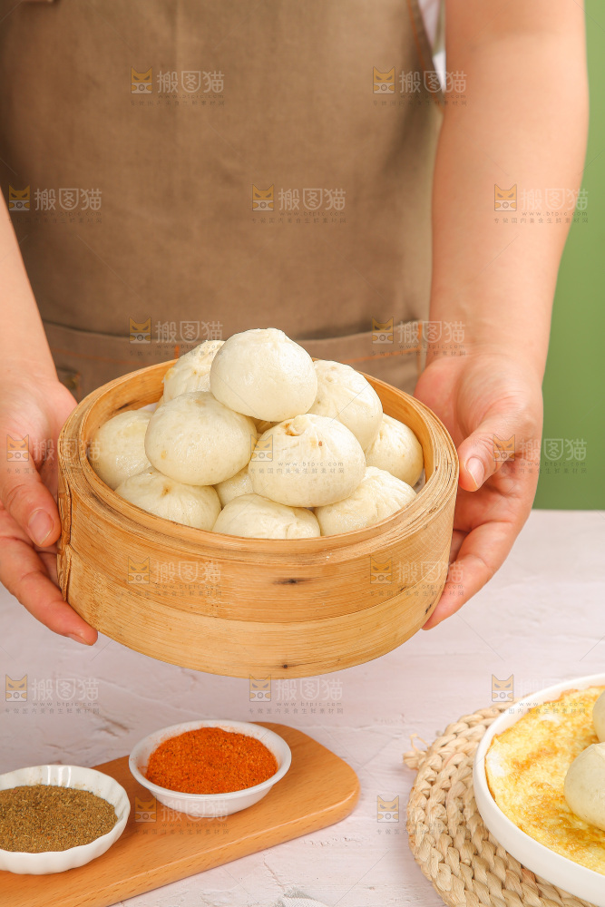 浅底上的鲜肉小笼包