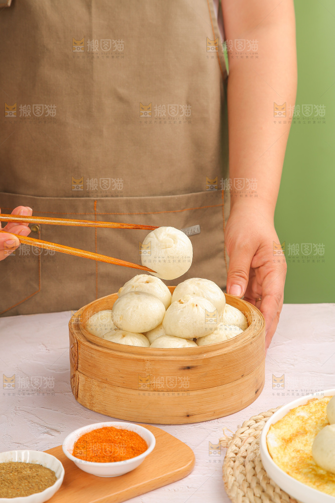 浅底上的鲜肉小笼包