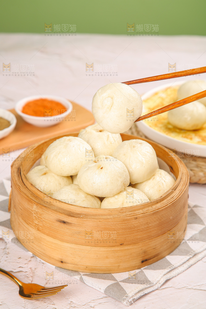 浅底上的鲜肉小笼包