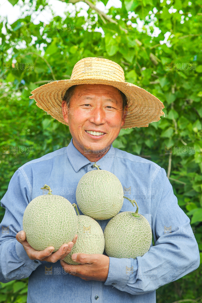 手里拿着玫珑蜜瓜