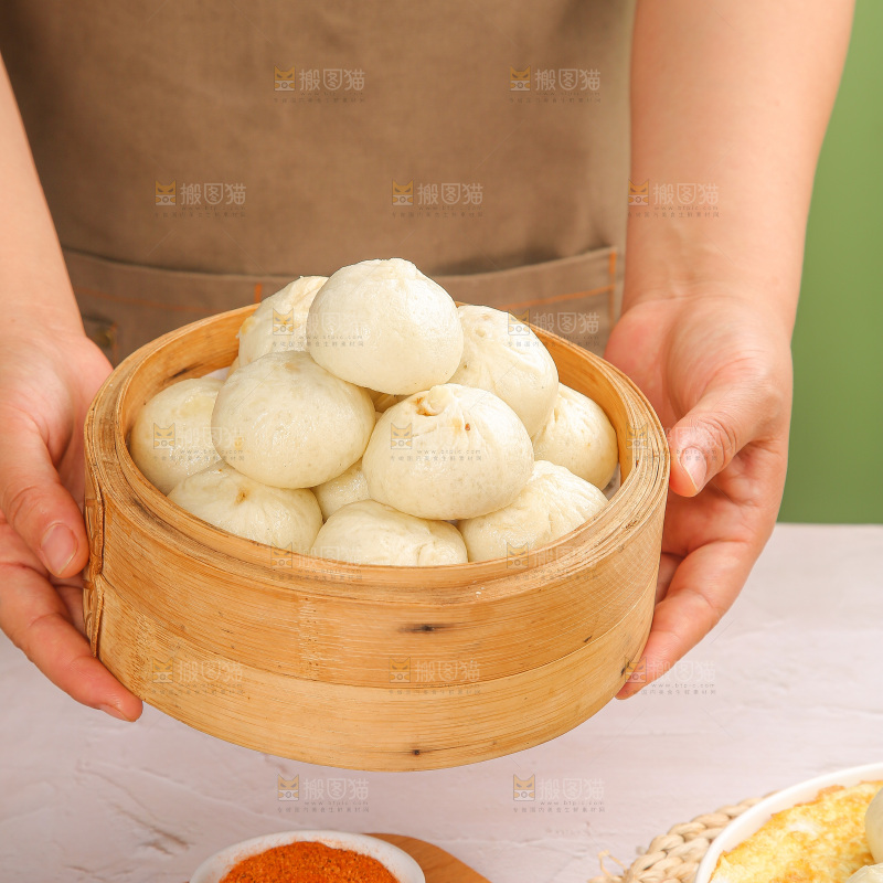 浅底上的鲜肉小笼包