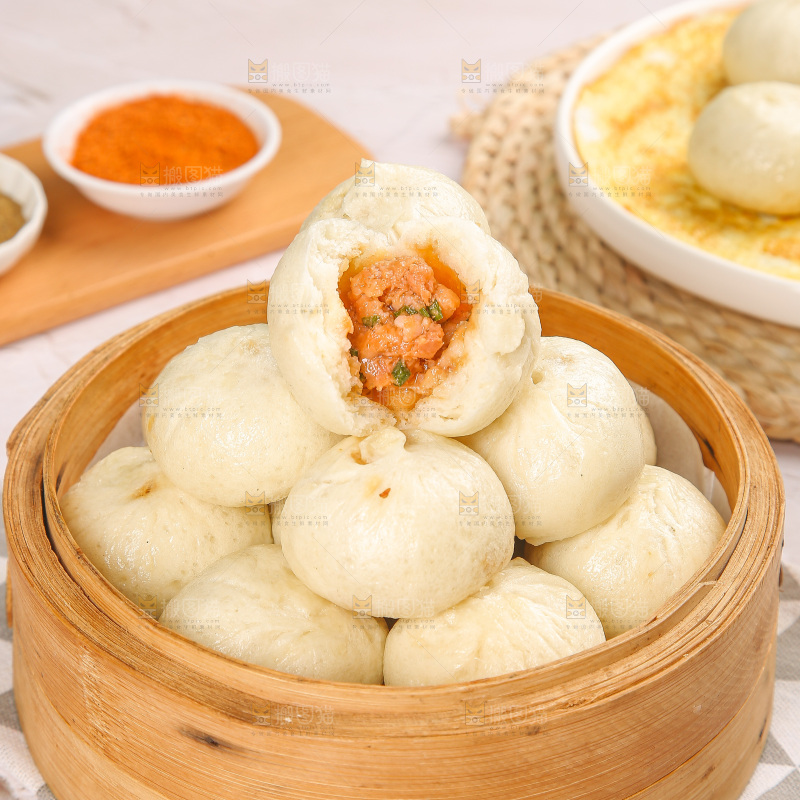 浅底上的鲜肉小笼包
