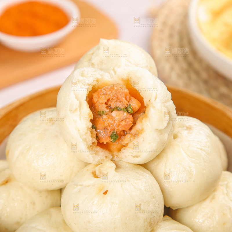 浅底上的鲜肉小笼包